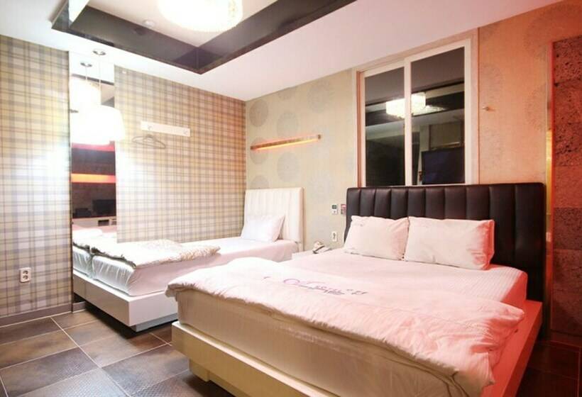 חדר דלוקס, Anne Motel