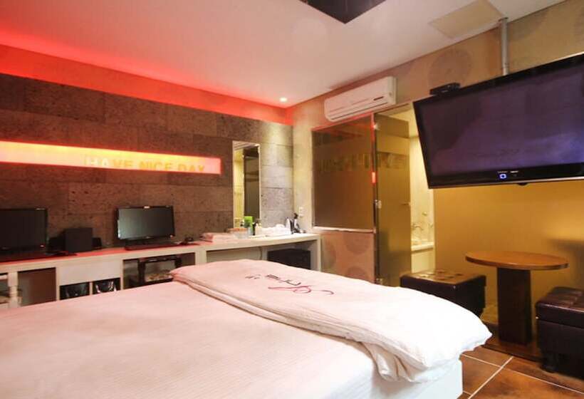 חדר דלוקס, Anne Motel