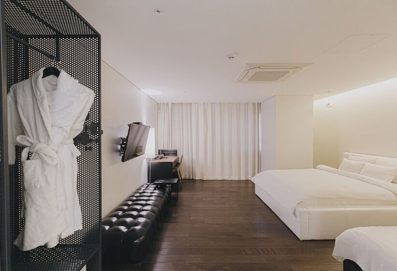 Quarto deluxe, Acc Design