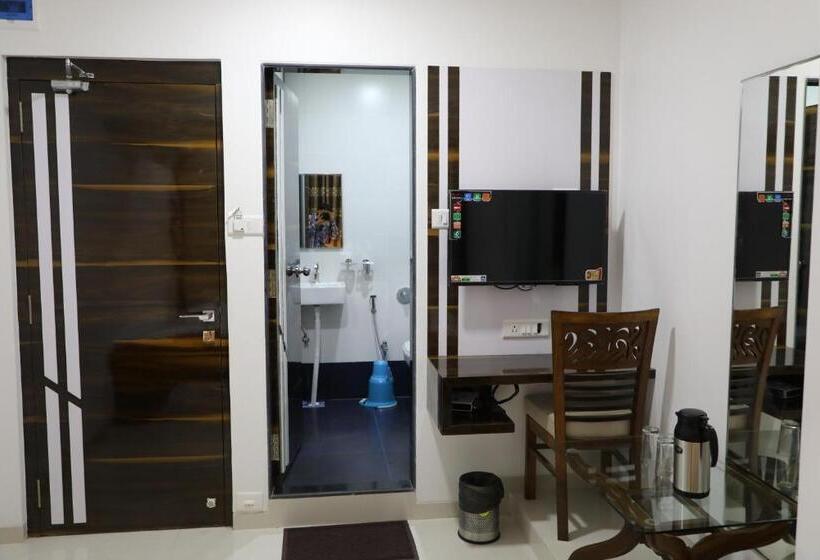 חדר אקזקיוטיב, Fantacee