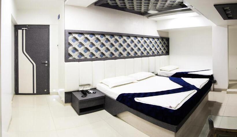 חדר דלוקס לשלושה, Fantacee