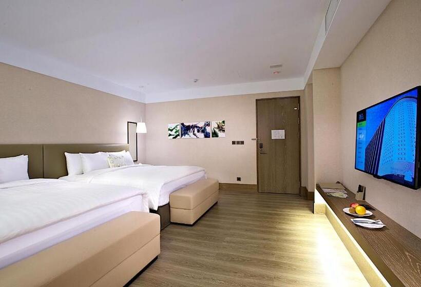 اتاق لوکس خانوادگی, The Gaya