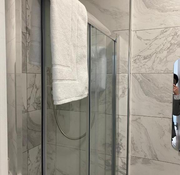 经济房, Lady Hamilton Inn