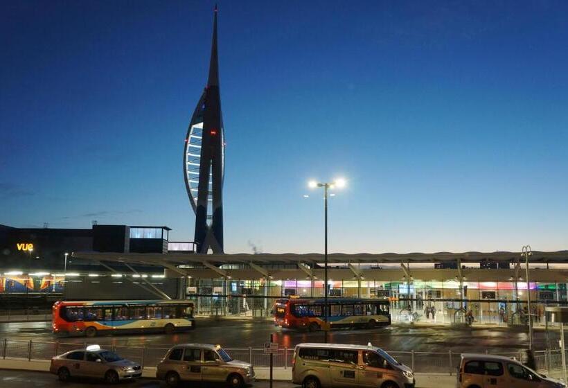 家庭间, Lady Hamilton Inn