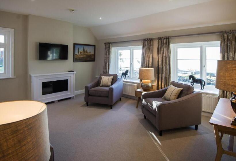 جناح ديلوكس, Cowdray Lodge