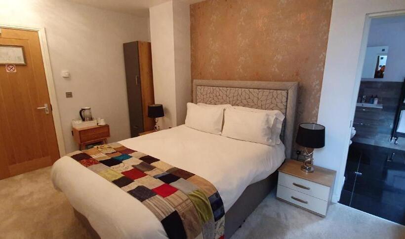 غرفة ديلوكس سرير كينج, The Bronze Pig