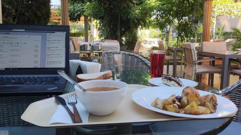 اتاق اقتصادی با چشم‌انداز دریا, Shipka Beach