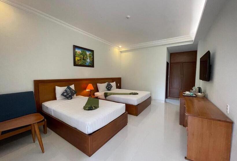 اتاق سه نفره دلوکس با چشم‌انداز باغ, Four Oceans Beach Resort   Bon Bien Mui Ne