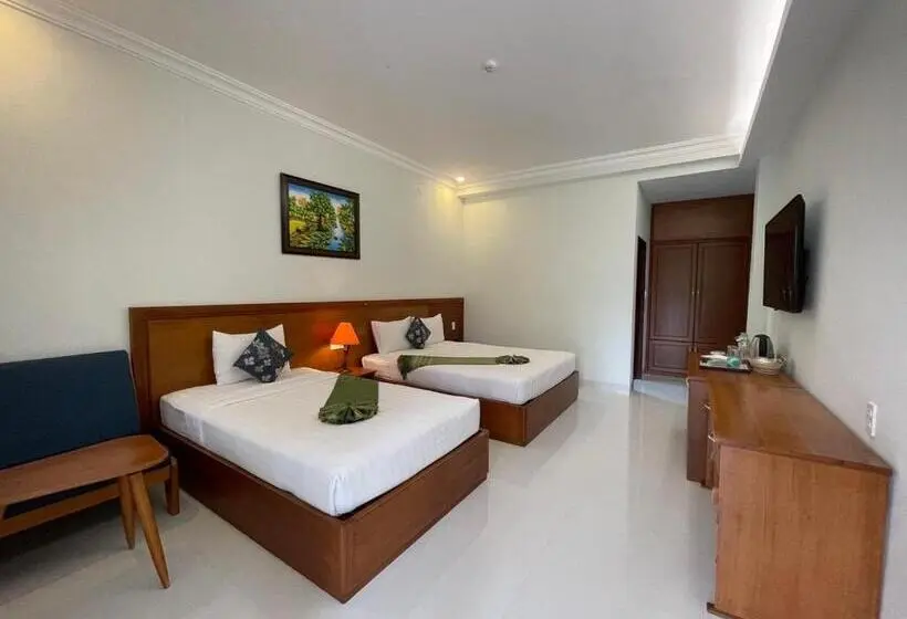 اتاق سه نفره دلوکس با چشمانداز باغ, Four Oceans Beach Resort Bon Bien Mui Ne