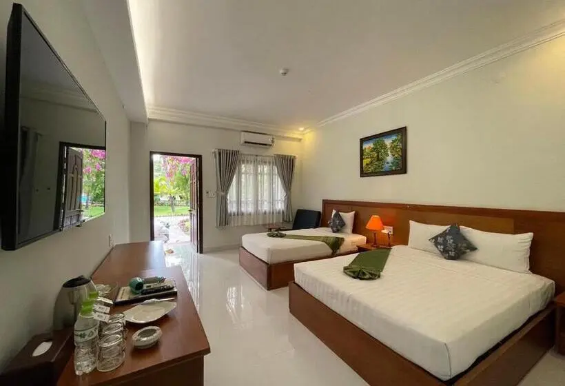 اتاق سه نفره دلوکس با چشمانداز باغ, Four Oceans Beach Resort Bon Bien Mui Ne
