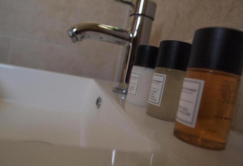 غرفة قياسية فردية, Chantry