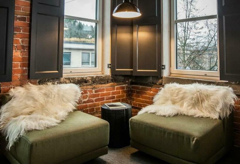 חדר סטנדרט עם מיטת קינג, Eleven Revelstoke Lodge