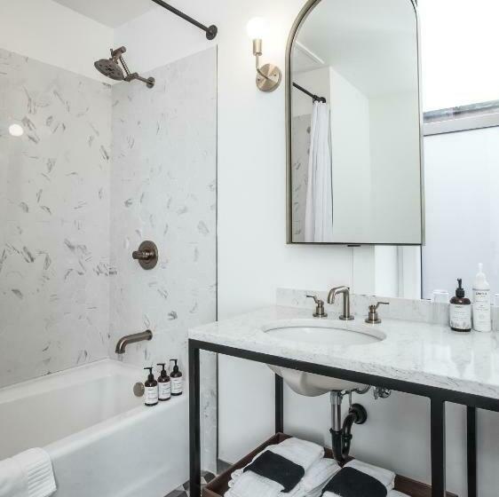 חדר סטנדרט עם מיטת קינג, Eleven Revelstoke Lodge