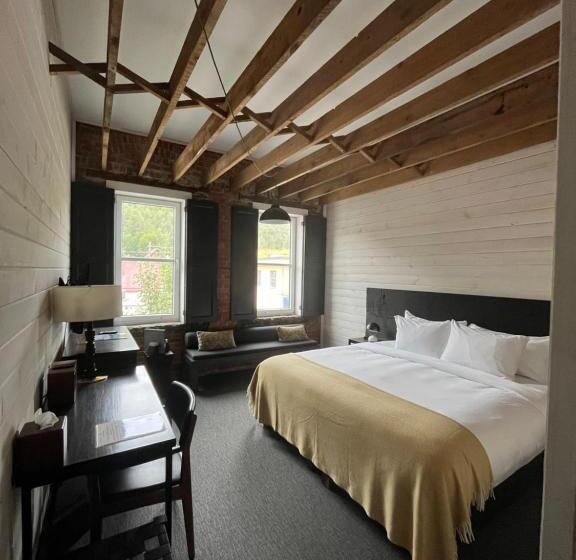 חדר סטנדרט עם מיטת קינג, Eleven Revelstoke Lodge