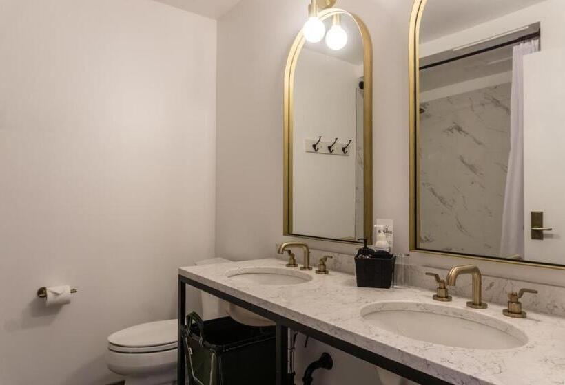 חדר סטנדרט עם מיטת קינג, Eleven Revelstoke Lodge