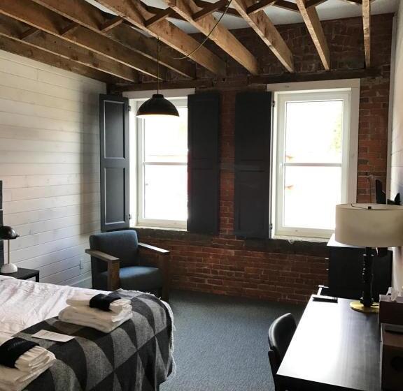 חדר סטנדרט עם מיטת קינג, Eleven Revelstoke Lodge