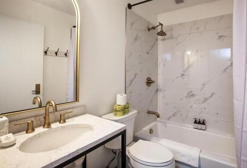 غرفة قياسية سرير كينج, Eleven Revelstoke Lodge