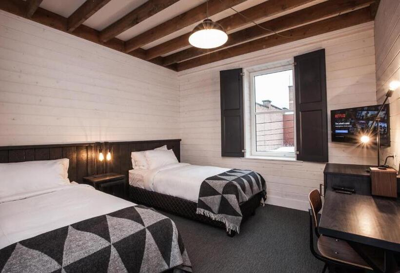 חדר סטנדרט עם מיטת קינג, Eleven Revelstoke Lodge