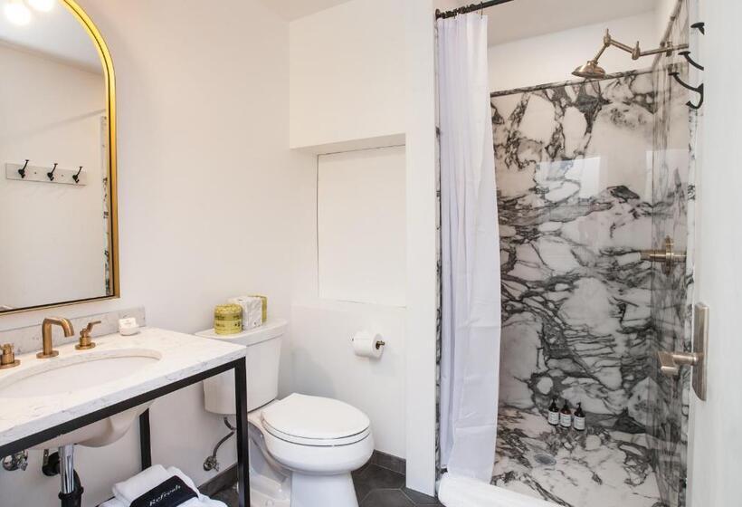 חדר סטנדרט עם מיטת קינג, Eleven Revelstoke Lodge