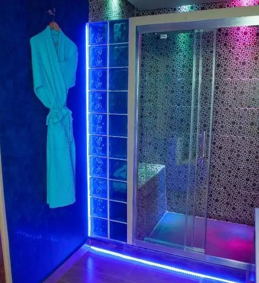 اتاق لوکس, Le Wafou
