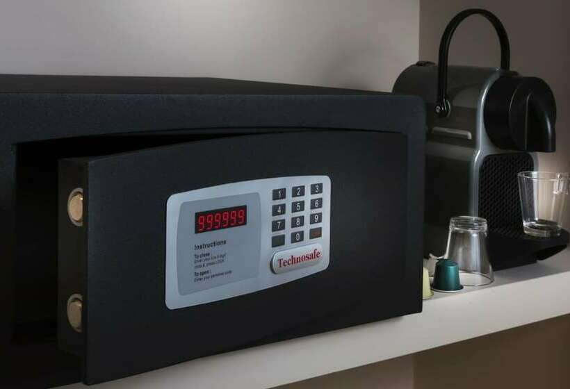 اتاق لوکس, Andrea