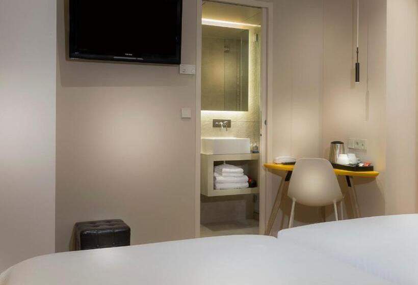 חדר דלוקס, Andrea