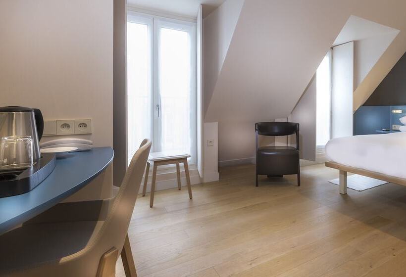 اتاق لوکس با بالکن, Andrea