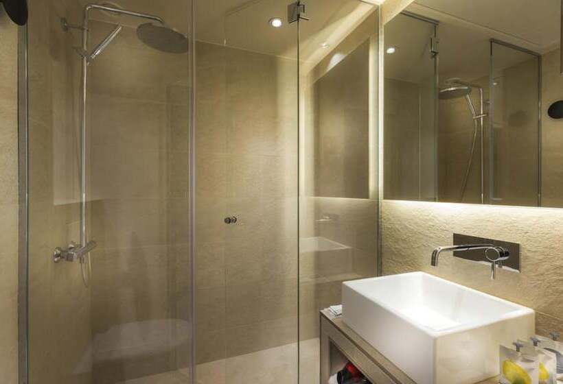 חדר סופריור, Andrea