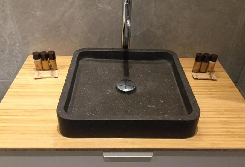 חדר דלוקס, Dharma City