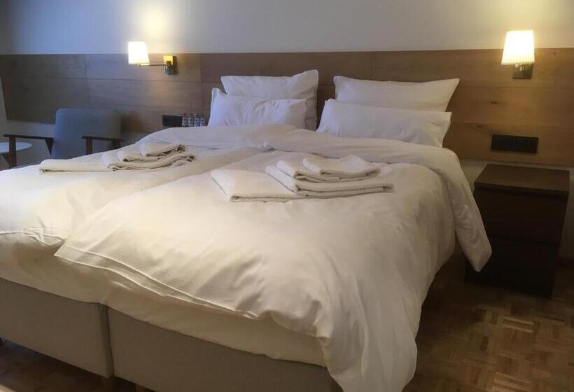 חדר דלוקס, Dharma City