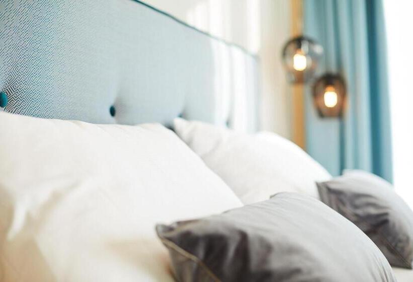 غرفة قياسية مطلة على الجبل, Gretina