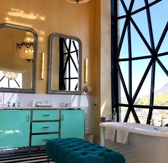 デラックスルーム, The Silo