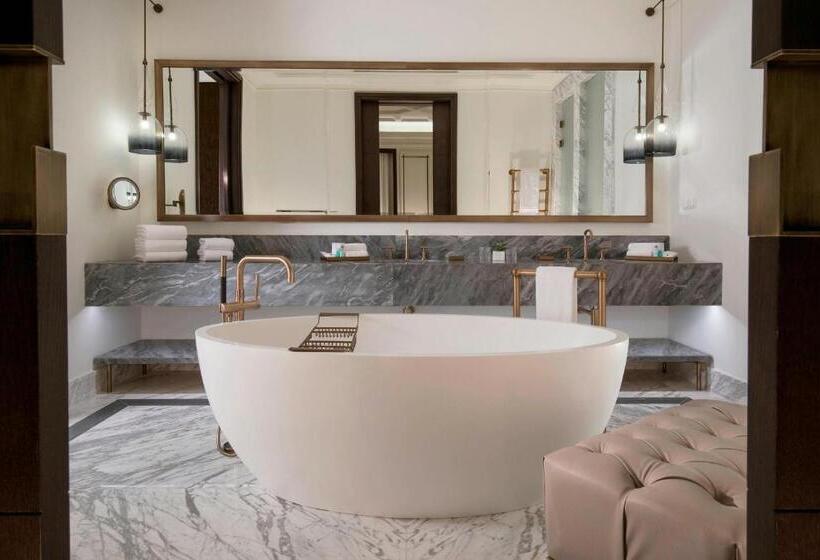 سوئیت با چشم‌انداز رودخانه, The St. Regis Astana