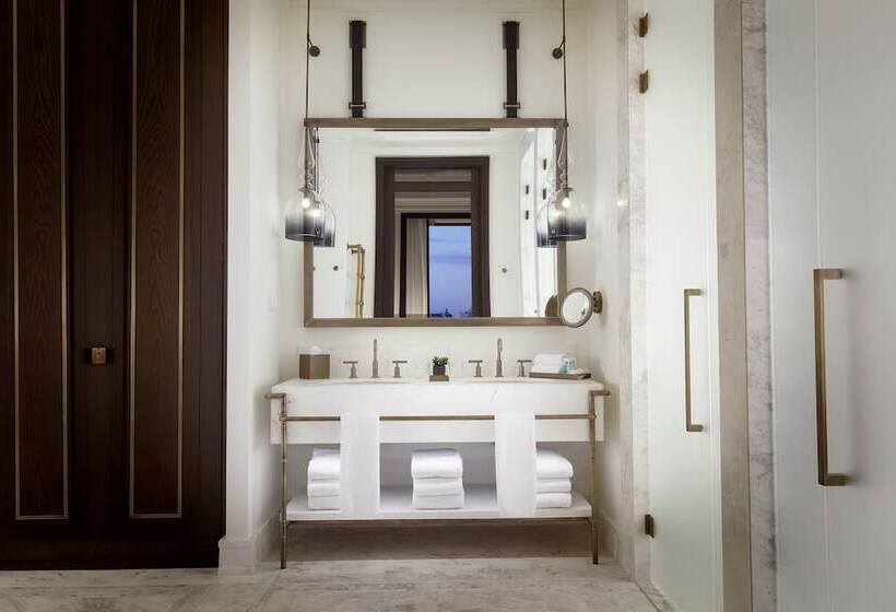 Deluxe room with river view, The St. Regis Astana