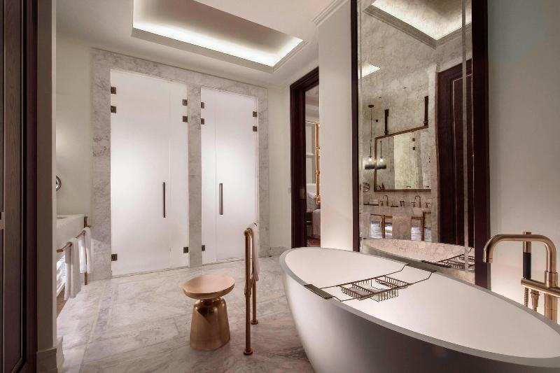 Deluxe room with river view, The St. Regis Astana
