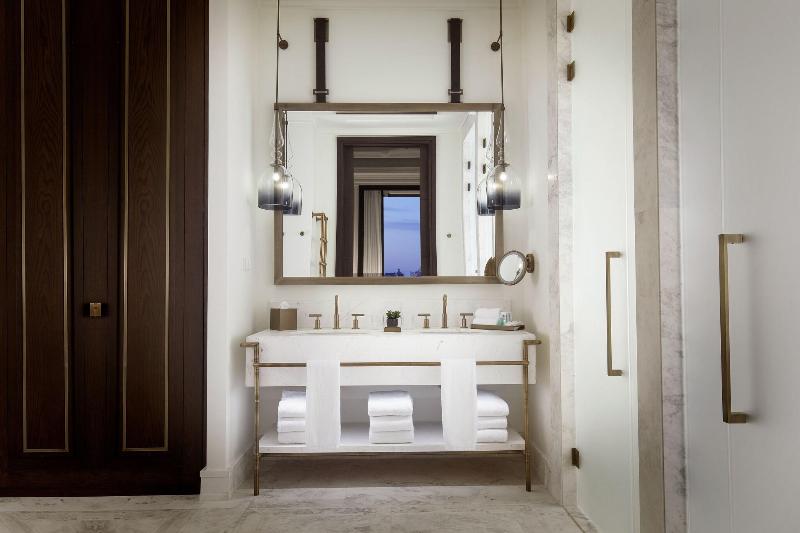 Deluxe room with river view, The St. Regis Astana