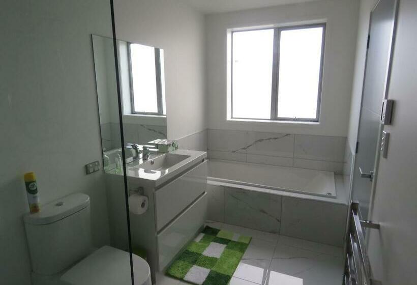 إستوديو ديلوكس, Cromwell Escape