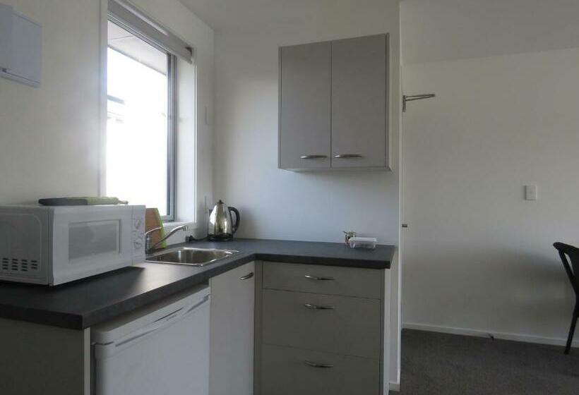 إستوديو ديلوكس, Cromwell Escape