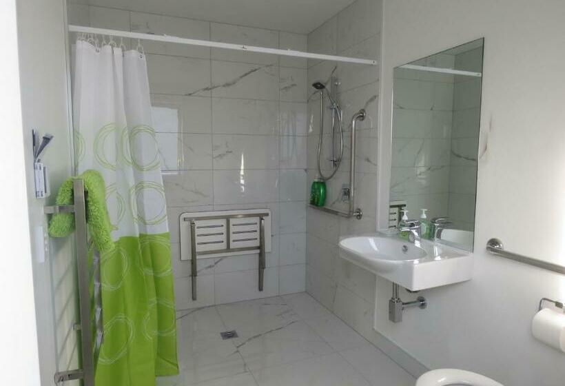 إستوديو ديلوكس, Cromwell Escape