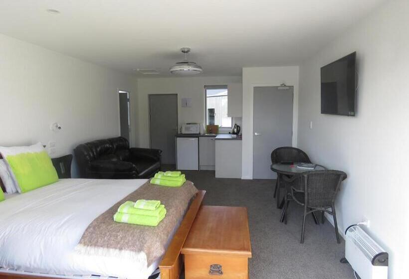 إستوديو ديلوكس, Cromwell Escape