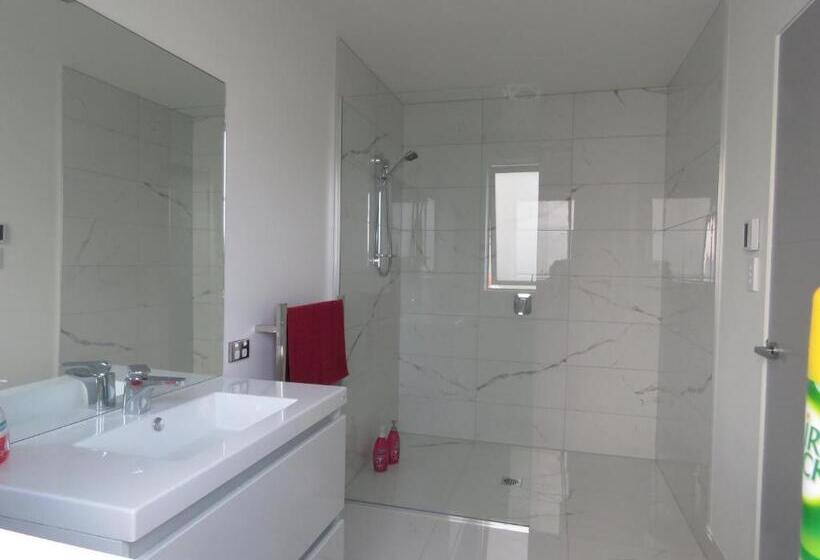 شقة غرفتين, Cromwell Escape