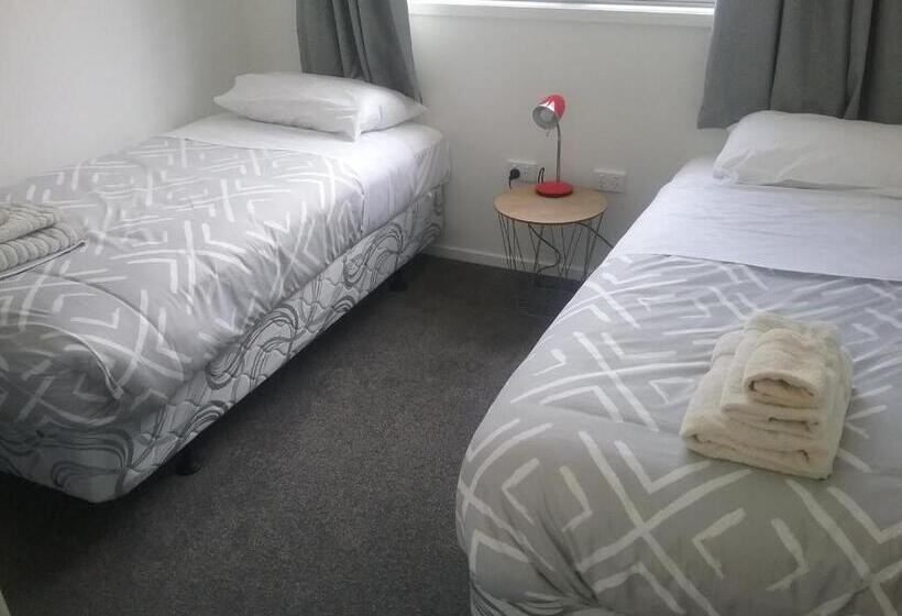 منزل غرفتين نوم, Cromwell Escape