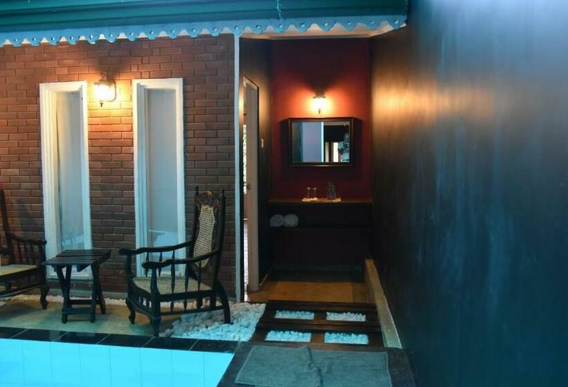 מיטת קינג בסוויטה, Old Frankland Kandy Luxury Boutique