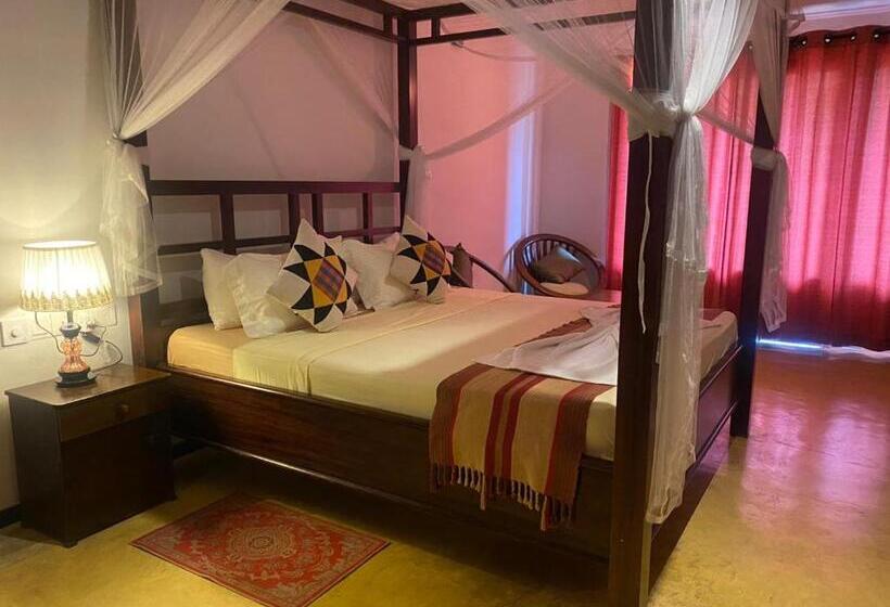 מיטת קינג בסוויטה, Old Frankland Kandy Luxury Boutique