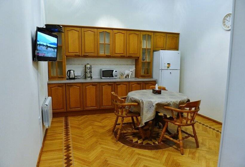 اتاق خانوادگی با سرویس بهداشتی مشترک, Baku Home Hostel