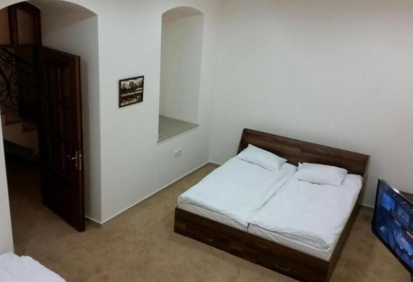 اتاق استاندارد چهارنفره با سرویس بهداشتی مشترک, Baku Home Hostel
