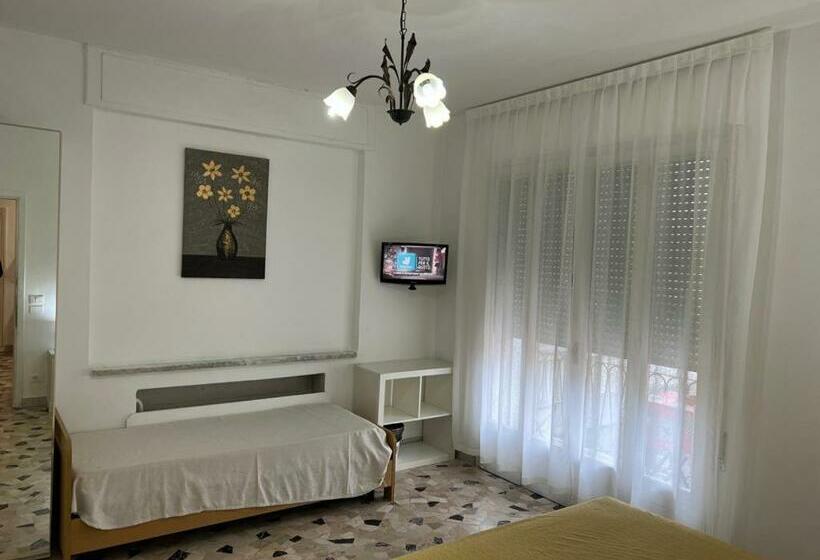 Pokój Standard Trzyosobowy, Le Maschere