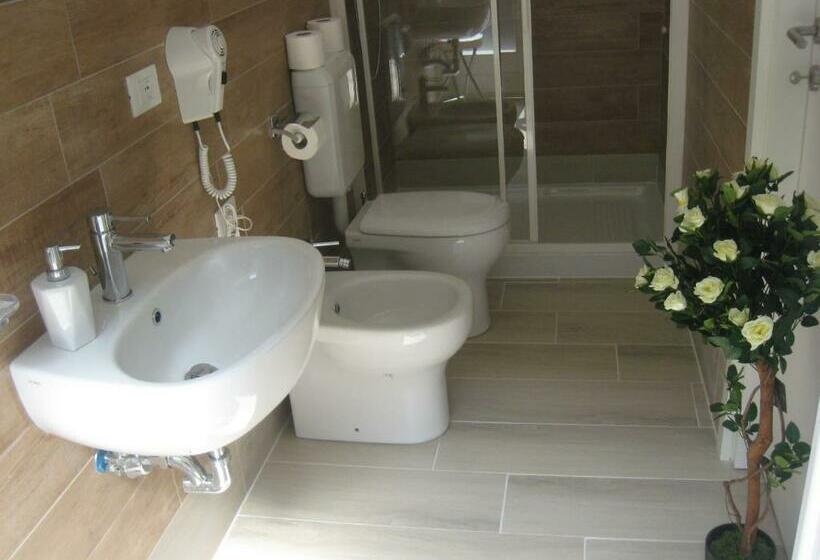 Pokój Standard Trzyosobowy, Le Maschere