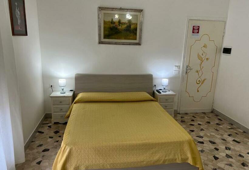 Pokój Standard Trzyosobowy, Le Maschere