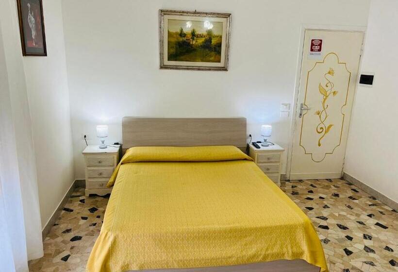 Pokój Standard Trzyosobowy, Le Maschere